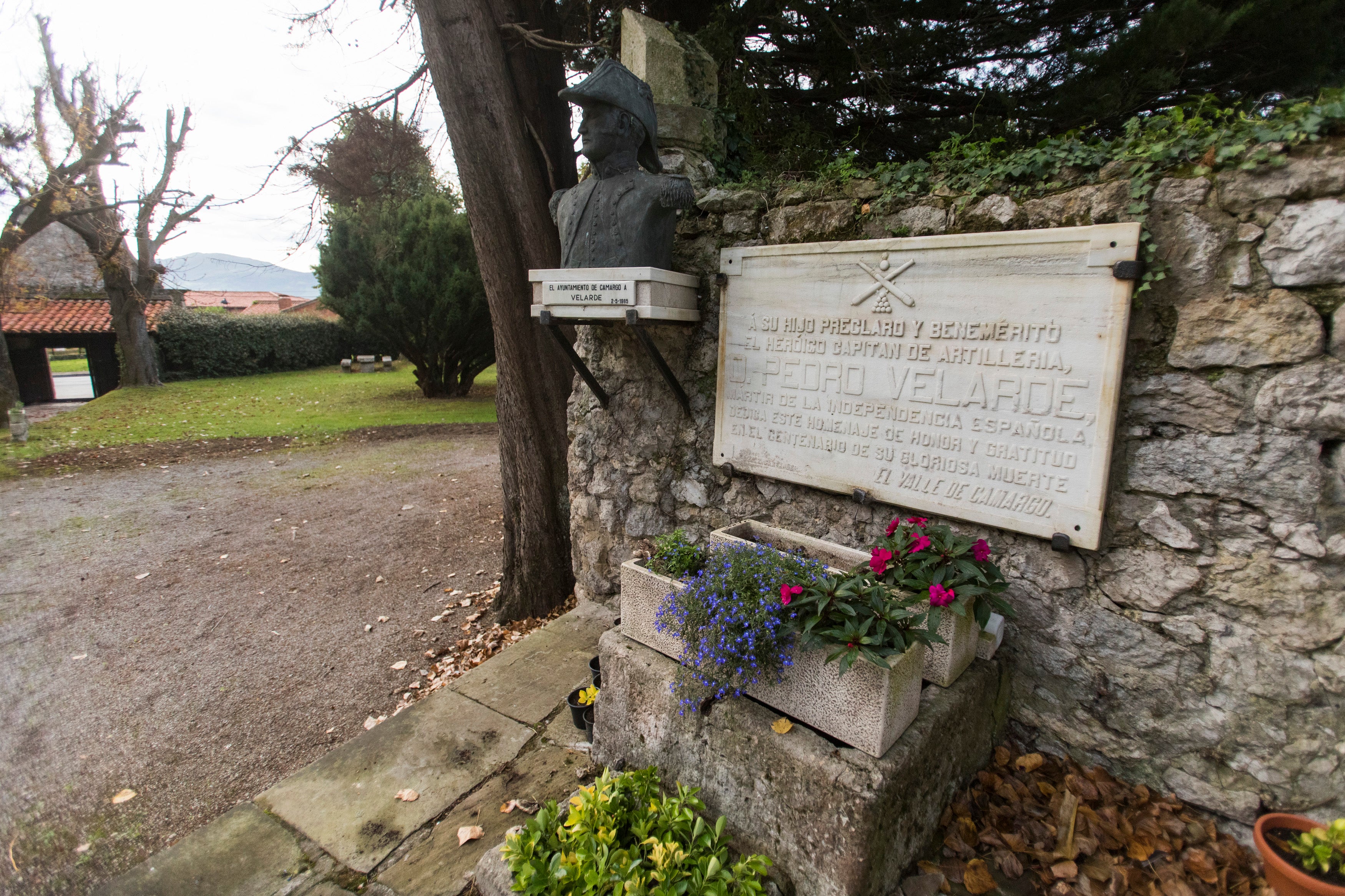 La memoria de Pedro Velarde, héroe cántabro de la Guerra de la Independencia española, está muy presente en el lugar. 