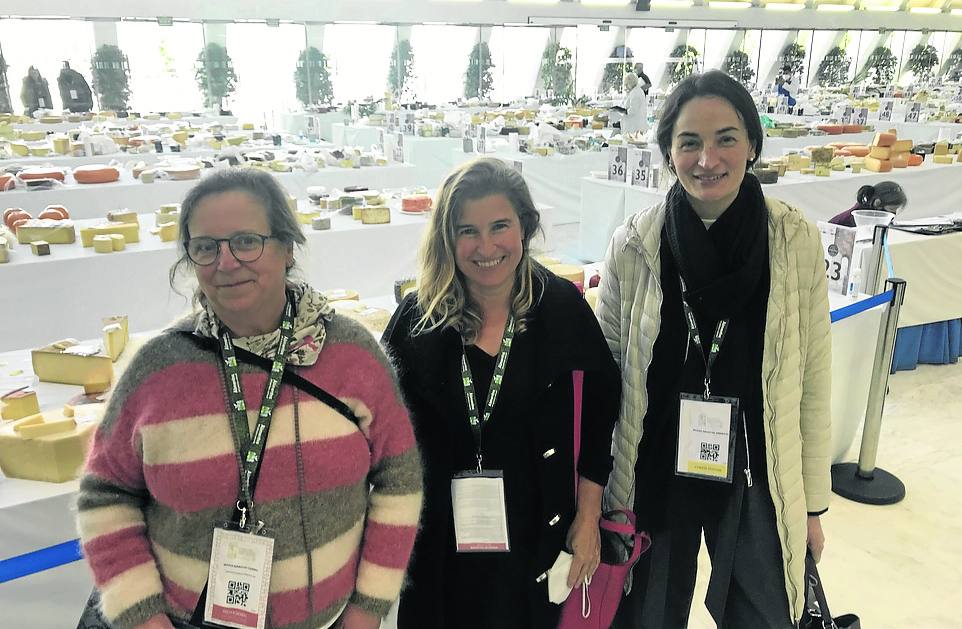 Profesionales. María y Ana Arroyo, de Laboratorios Arroyo, y Elvira Abascal, del restaurante El Nuevo Molino en Puente Arce. 