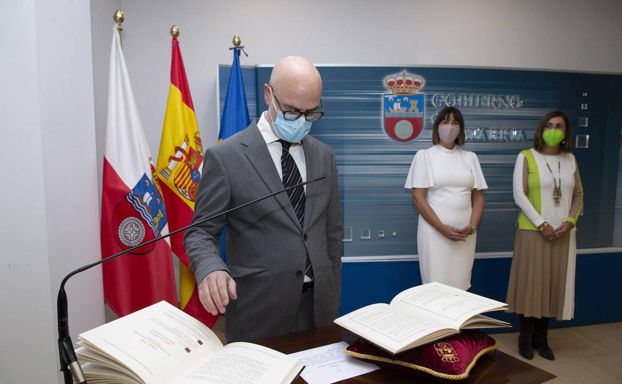 Marín García toma posesión como interventor general de Cantabria con el «desafío» del control de los Fondos Europeos