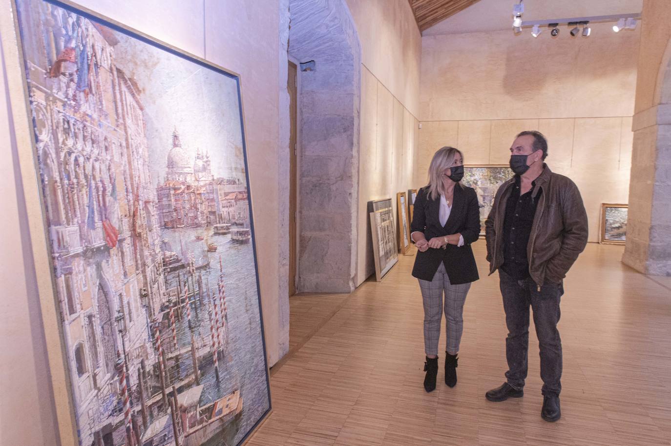 Eva María Cobo, concejala de Cultura del Ayuntamiento de Reocín, y el alcalde del municipio, Pablo Diestro. 