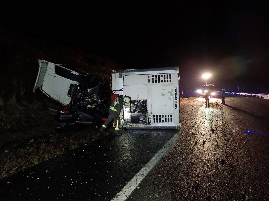 Fotos: Choque de dos camiones en Bárcena de Pie de Concha