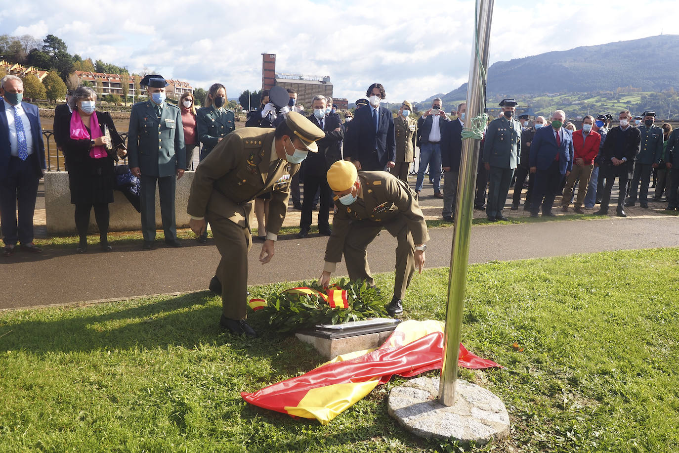 Fotos: El Astillero apela a la «unidad» en el homenaje a las víctimas del terrorismo