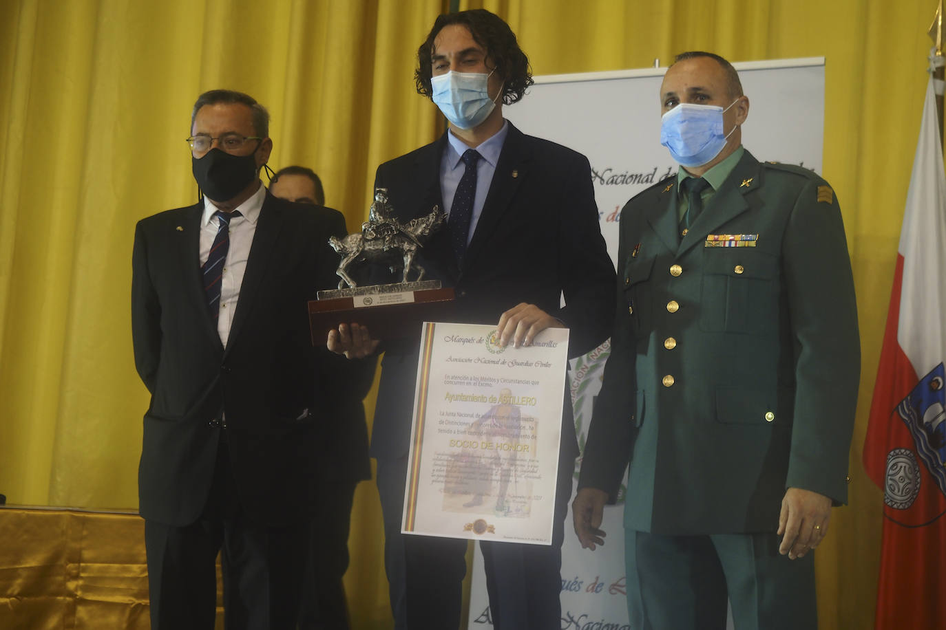 Fotos: El Astillero apela a la «unidad» en el homenaje a las víctimas del terrorismo