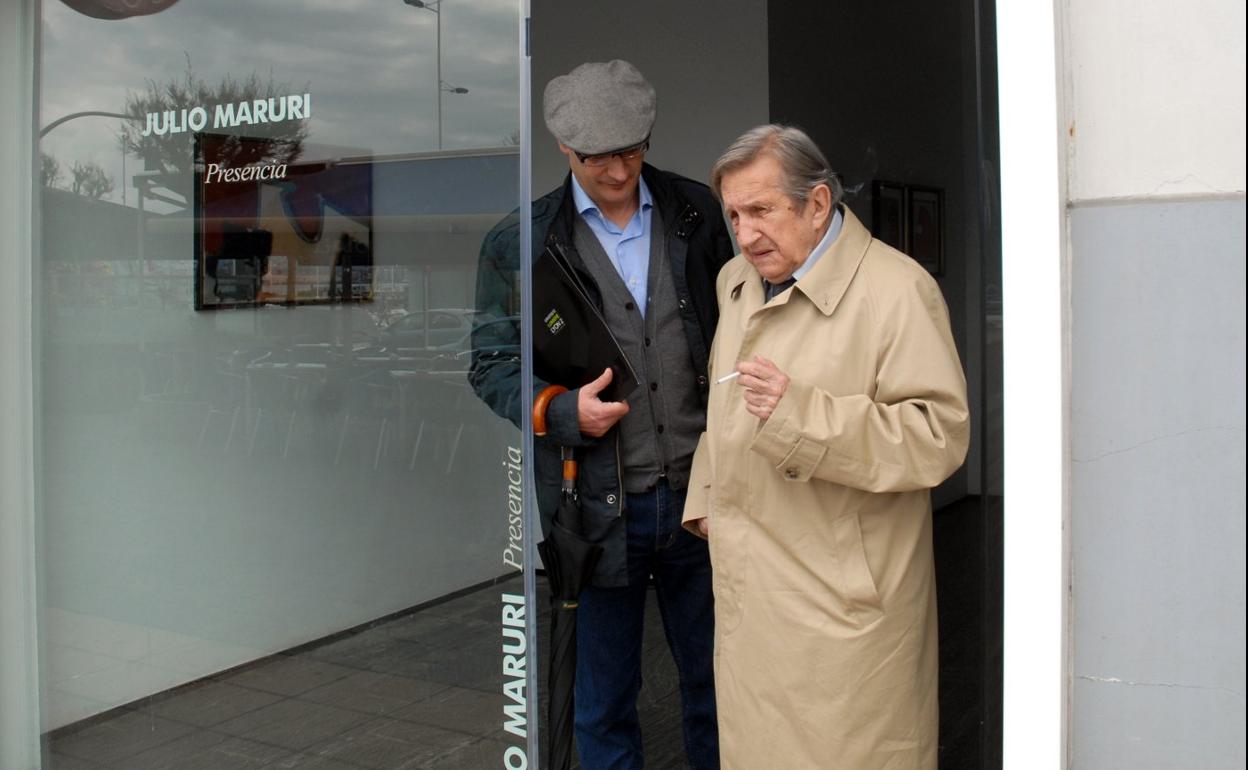 Julio Maruri y González Fuentes saliendo de la galería Siboney, en Castelar, en una imagen tomada en 2014.