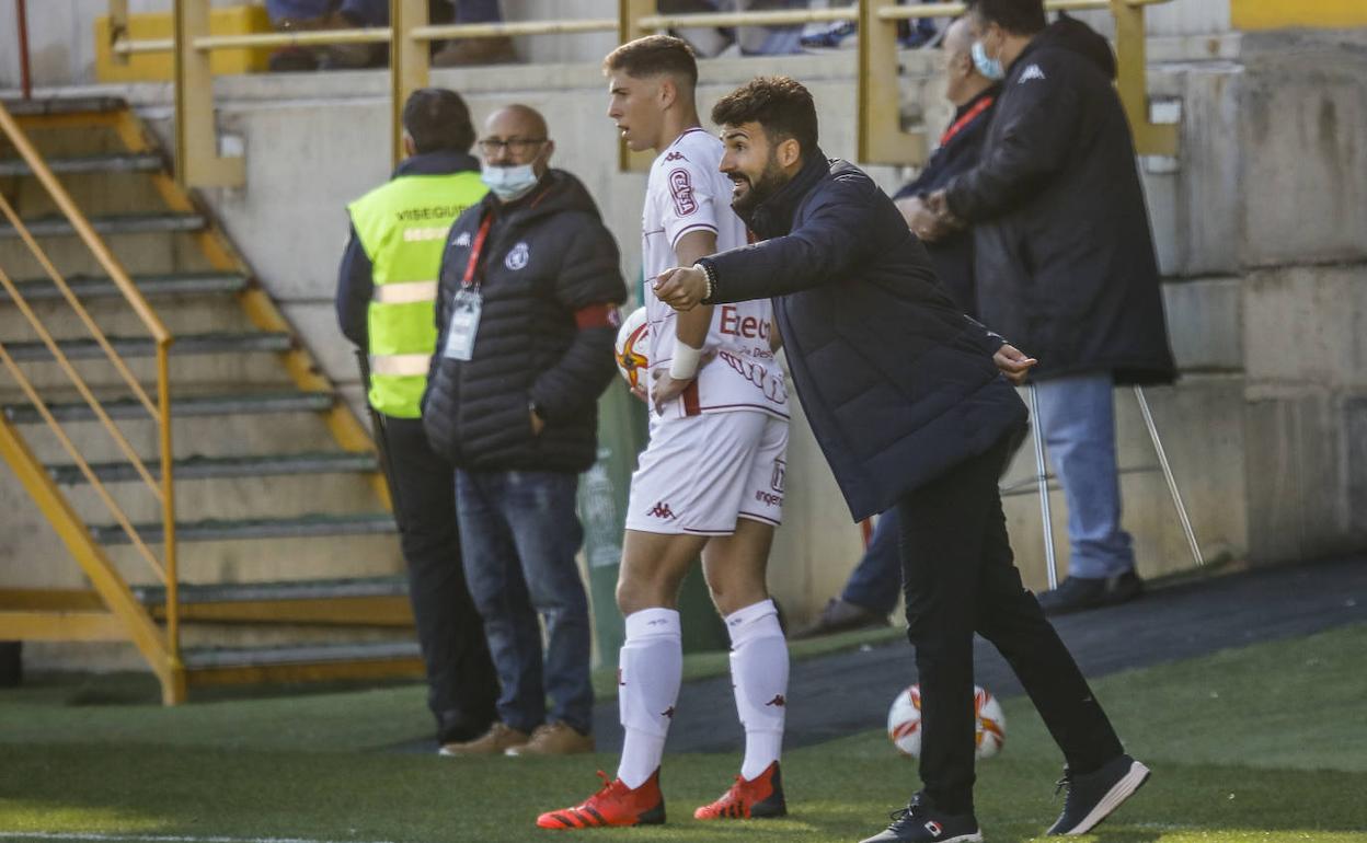 Guille Romo, con intensidad, se dirige a sus jugadores desde su banquillo durante el partido en León