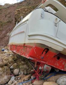 Imagen secundaria 2 - El temporal y las corrientes de la ría de San Vicente provocan importantes daños en una embarcación deportiva