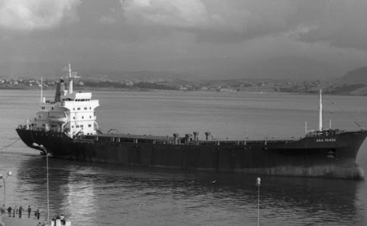 El buque 'Ana Pando' entrando en la bahía de Santander. 1980.