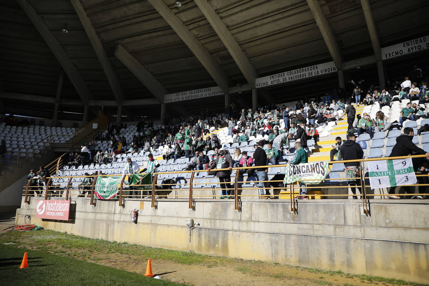 Fotos: Más de mil aficionados verdiblancos acuden a León