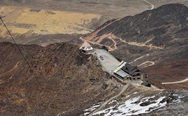 Imagen. Vista de la antigua estación de esquí en la montaña Chacaltaya, ubicada a 5.421 metros sobre el nivel del mar en la Cordillera de los Andes.