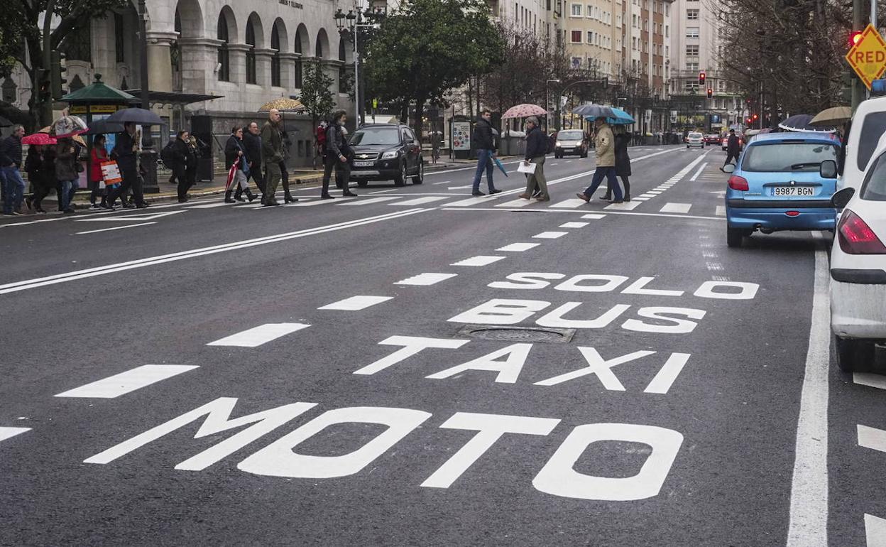 Imagen del carril reservado por el centro de Santander. 