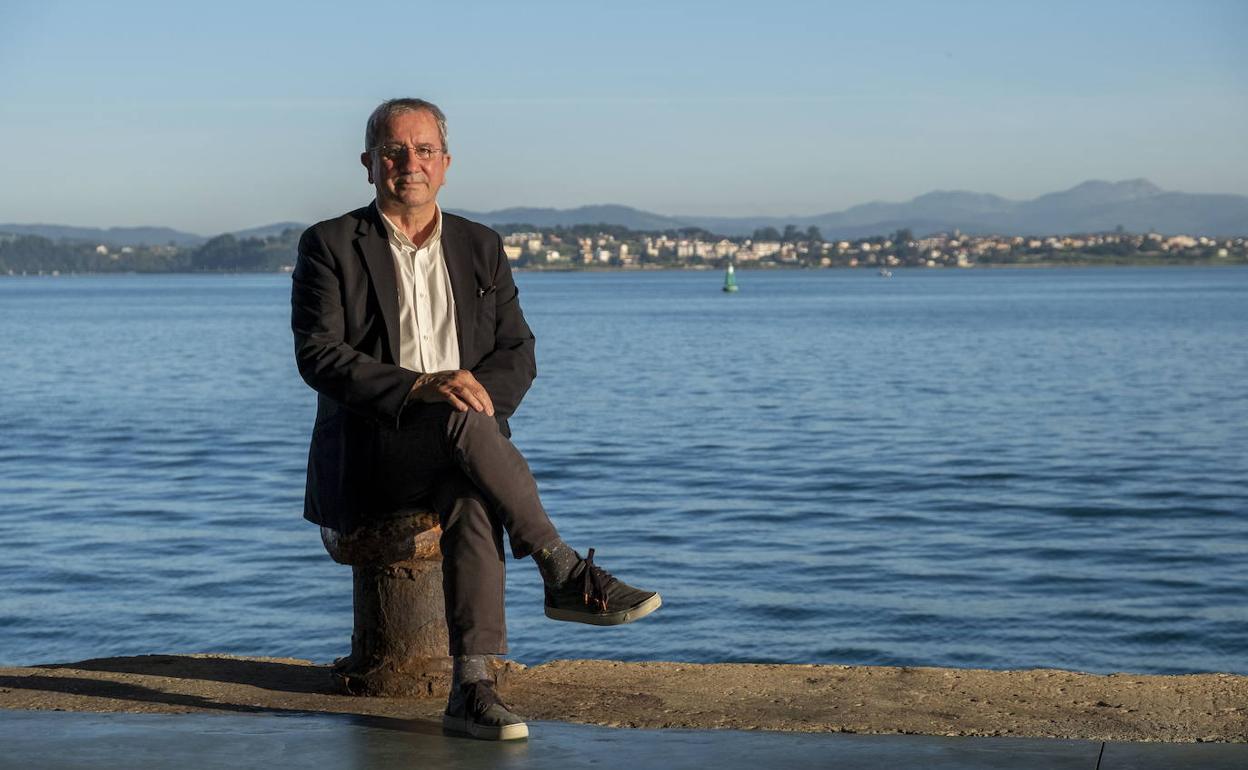 Fernando Villoria, en el paseo marítimo de Santander, frente al Centro Botín.