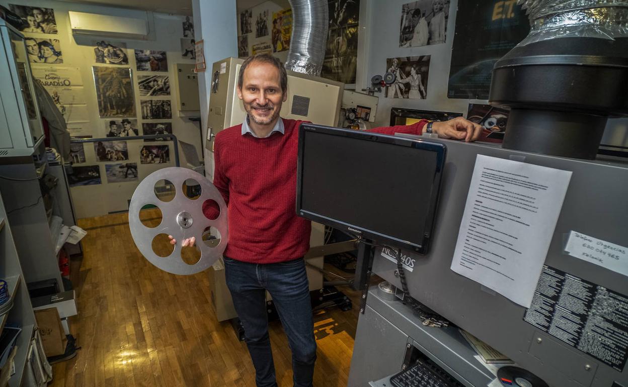 Antonio Navarro, en la sala de proyección de la Filmoteca en su sede de la calle Bonifaz. 