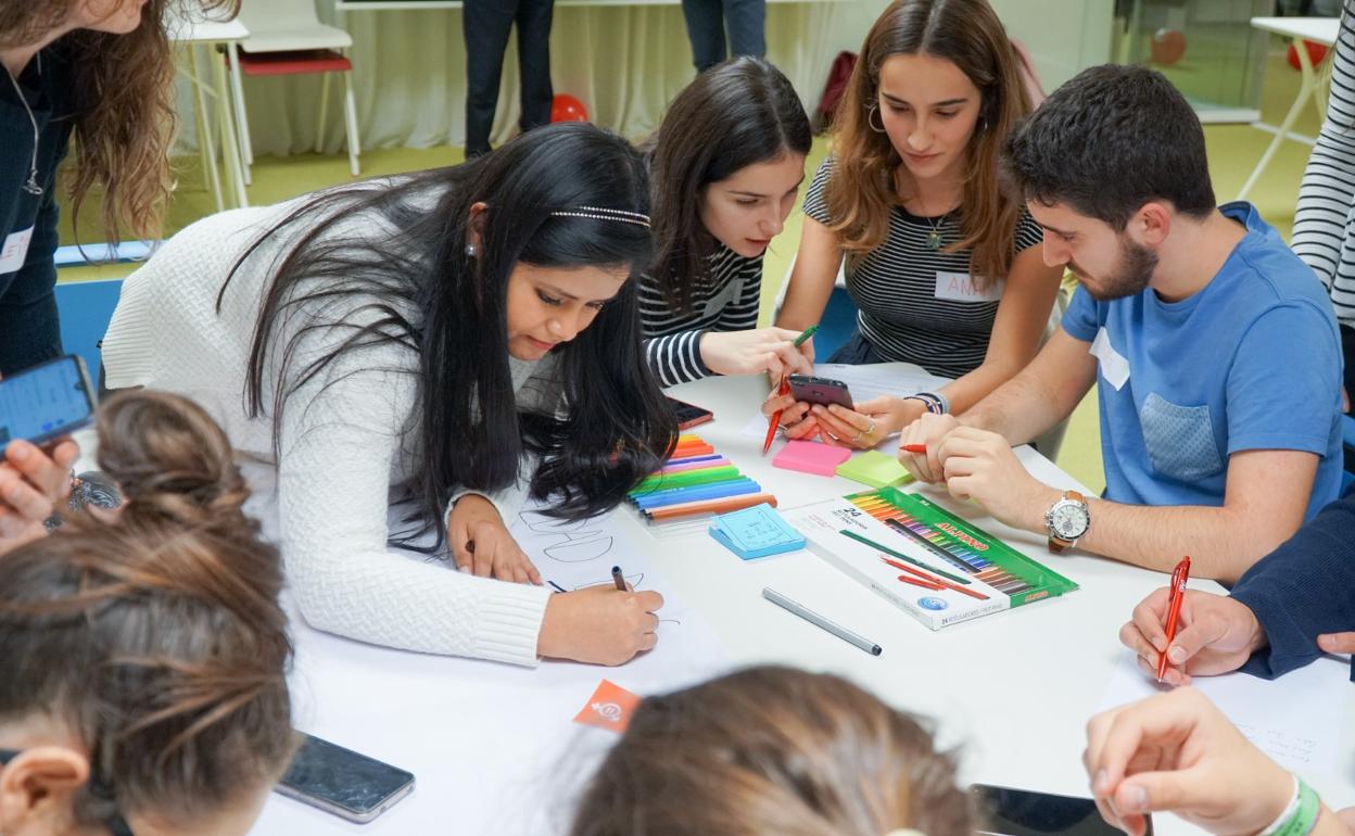 Un grupo de jóvenes estudiantes trabaja en equipo, compartiendo ideas y conocimientos.