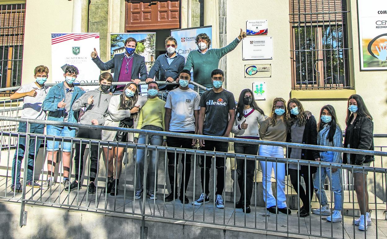 Los grupos del Colegio Esclavas del Sagrado Corazón de Jesús, denominados Los Titanes, Becarios No y Les Petites Filles, cuentan con la ayuda del director del centro, Juan José Acevedo, y los dos tutores, David Pedraja y Juan Sánchez, en esta nueva edición.