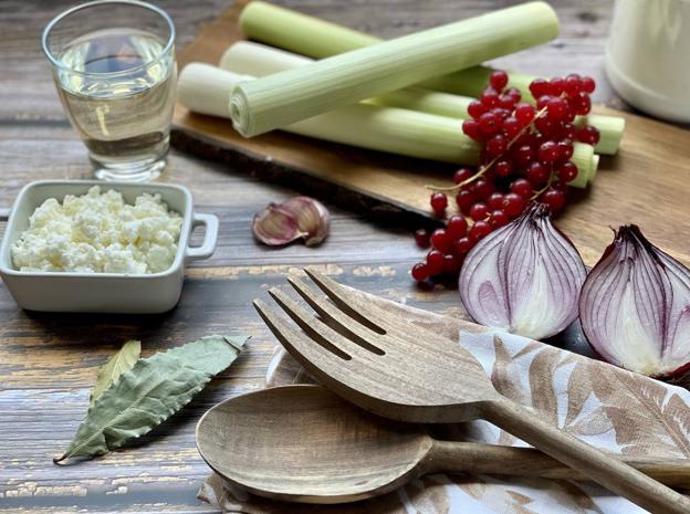 Ingredientes para la receta de puerros agridulces.