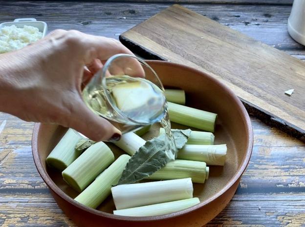 Corta los puerros y ponlos en una cazuela con laurel, vino y el resto de los ingredientes.