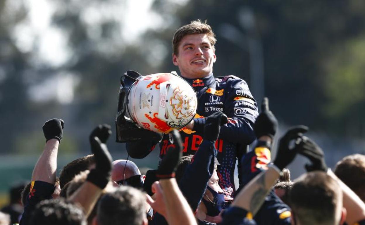 Max Verstappen celebra su victoria en el Gran Premio de México. 