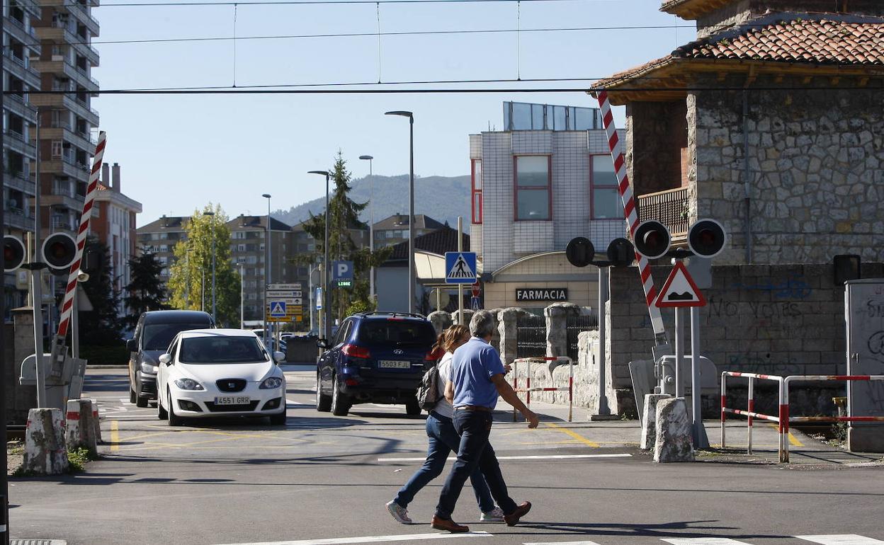 Uno de los pasos a nivel de tren de Torrelavega.