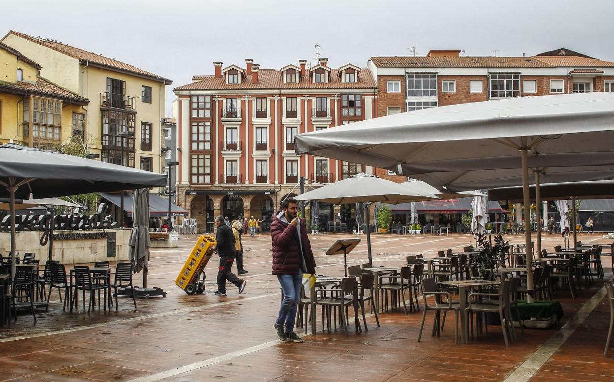 Terrazas de establecimientos hosteleros en la plaza Baldomero Iglesias, en el centro de Torrelavega.