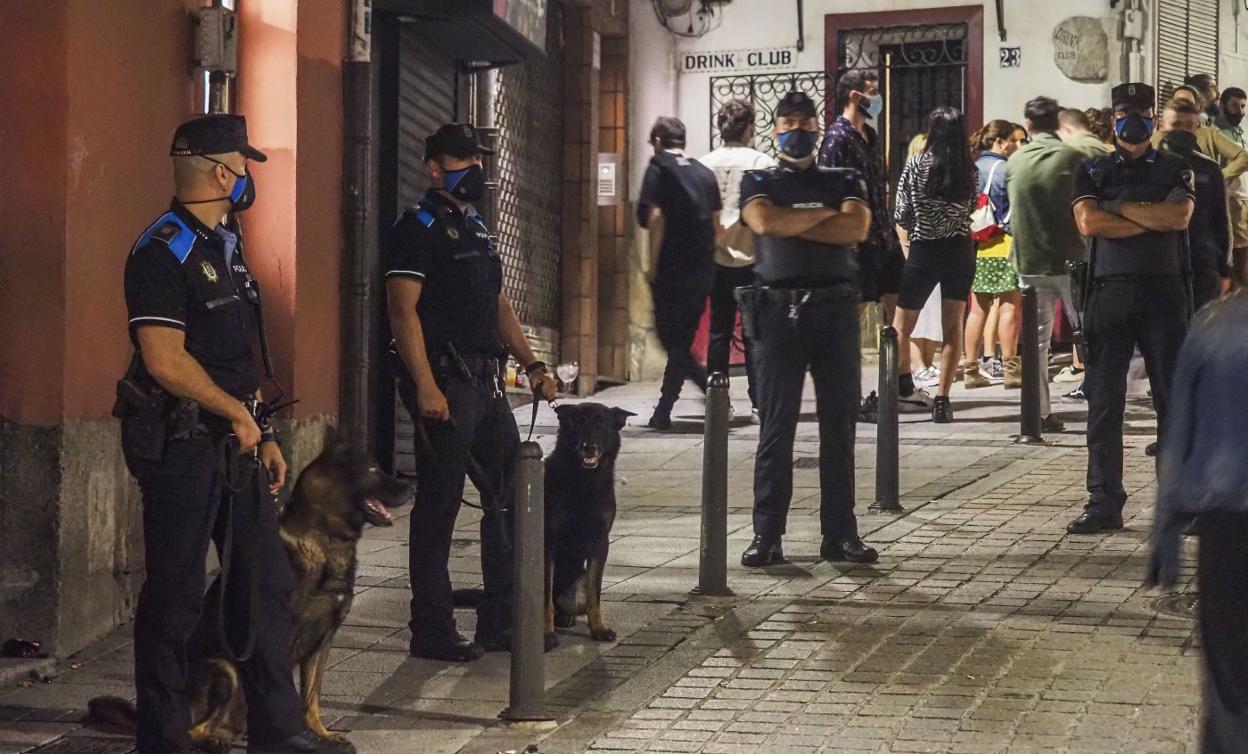 Imagen de archivo de agentes de la Policía Local de Santander vigilando en el Río de la Pila. 