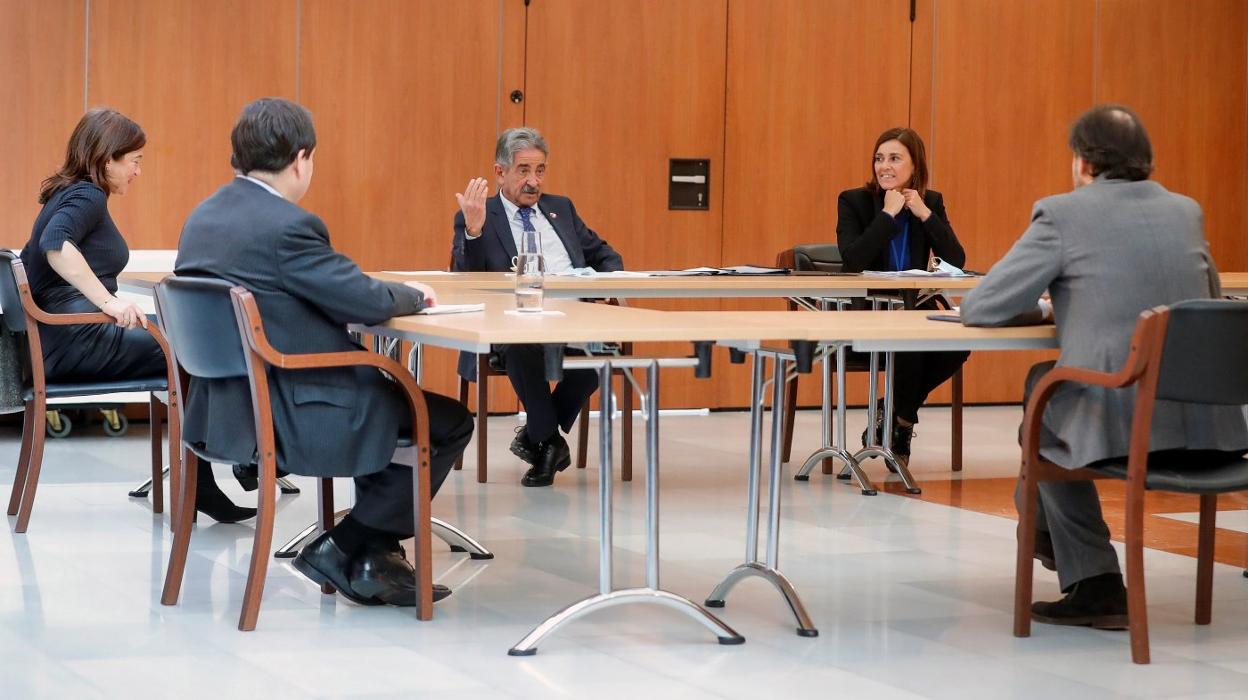 El presidente, durante una de las reuniones, flanqueado por Inma Valencia, directora de la Oficina de Cantabria en Bruselas, y Paula Fernández. 