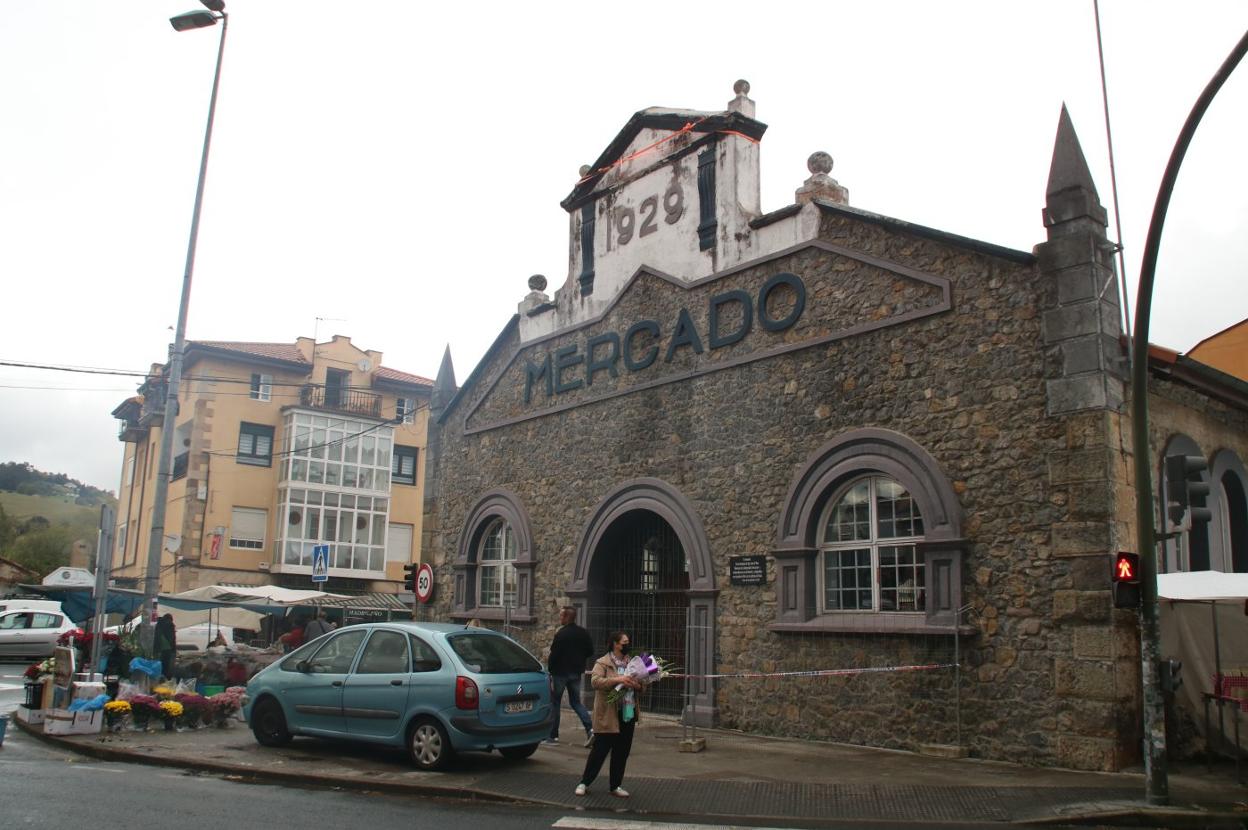 El emblemático edificio, de 1929, con vallas en su perímetro y la cinta temporal que se colocó para asegurar la ornamentación de la fachada. 