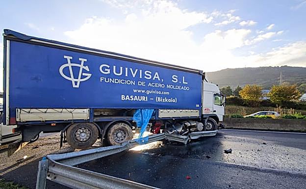 Colas kilométricas de coches atascados en la S-10, taponada por el tráiler en Heras.