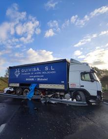 Imagen secundaria 2 - La autovía se descongestiona tras varias horas atascada por dos accidentes