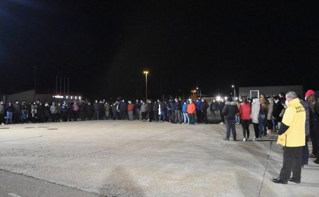 Imagen principal - Cálido minuto de silencio en Aguilar por el cántabro fallecido en Siro