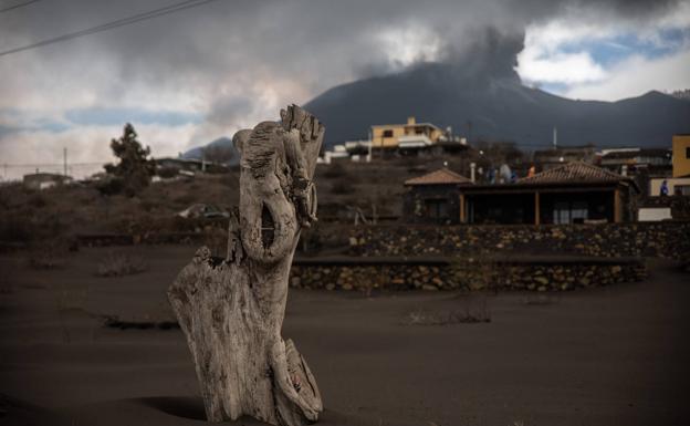 Vista de la ceniza acumulada en Las Manchas, con el volcán de Cumbre Vieja al fondo.