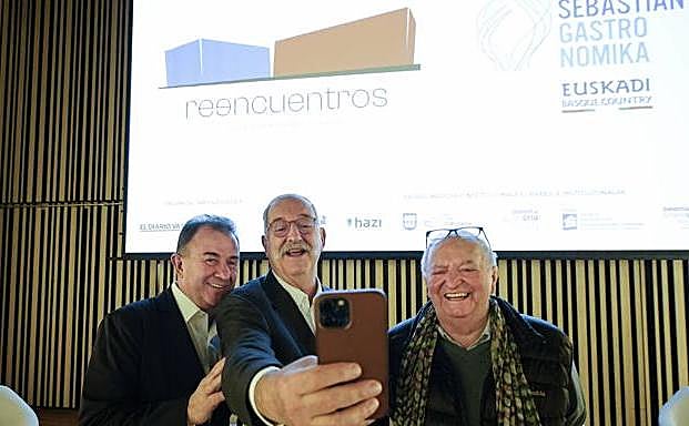 Martín Berasategui, Pedro Subijana y Juan Mari Arzak se hacen un 'selfie' durante la presentación. 