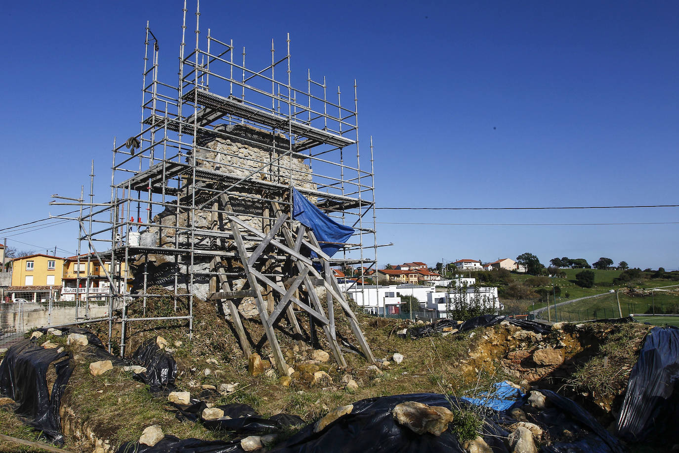 Los restos de la torre se han revestido con andamios para su consolidación. 