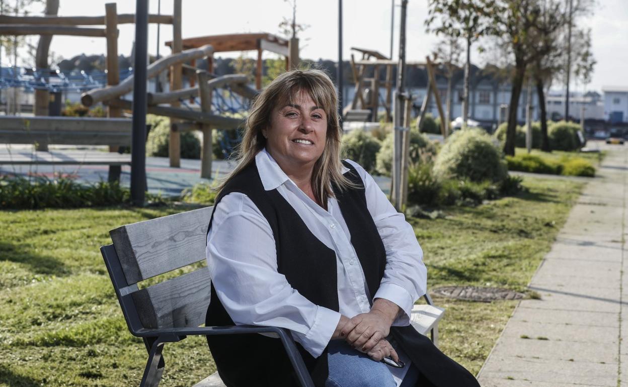 Judith Pérez, candidata a liderar el PSOE y exportavoz municipal en Santander, ayer, en el Barrio Pesquero de la capital cántabra. 