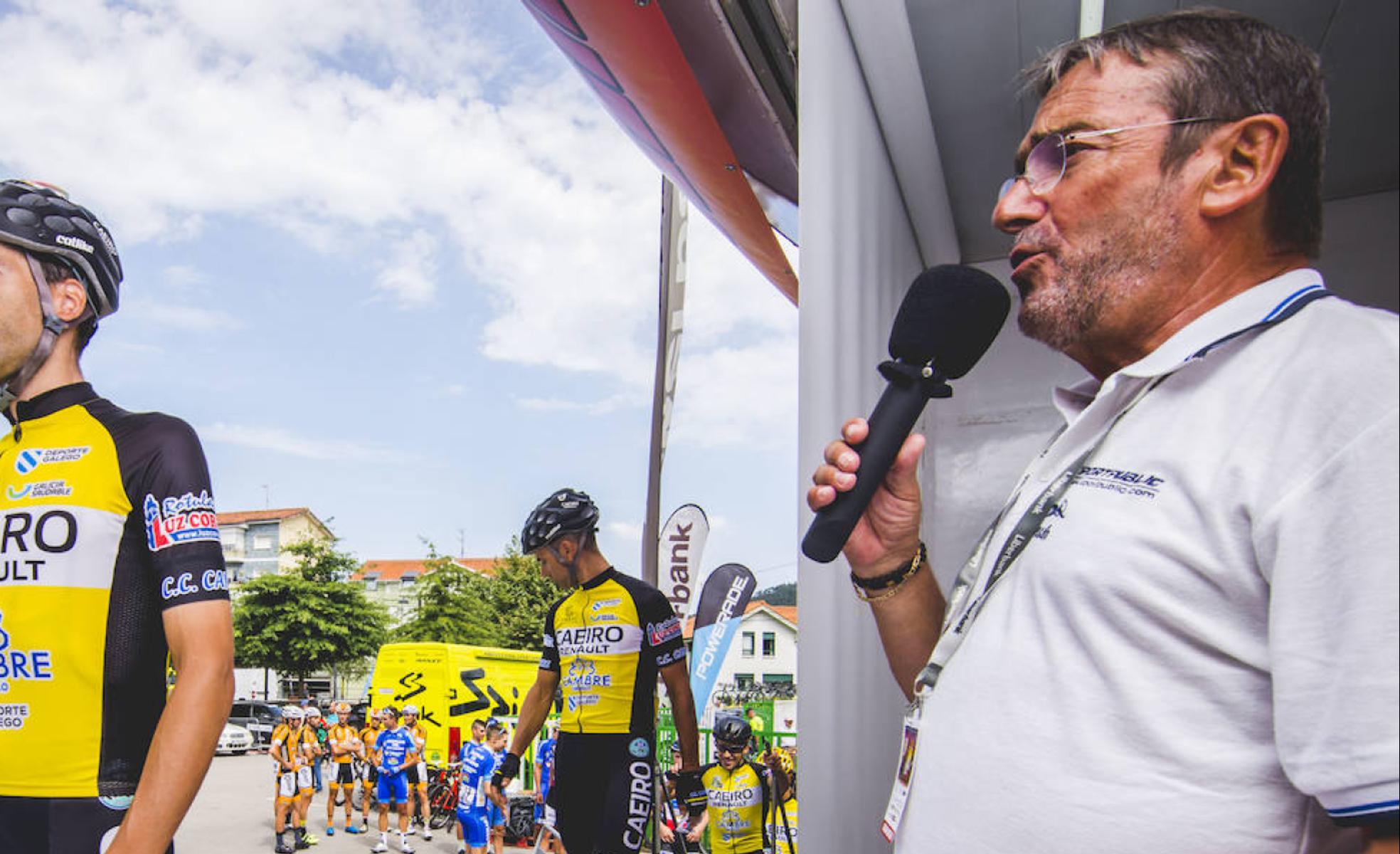 Paco Micro, durante un control de firmas antes de una etapa de la Vuelta a Cantabria de ciclismo.