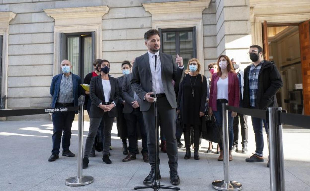 El portavoz parlamentario de ERC, Gabriel Rufián, acompañado de otros miembros de grupos independentistas 