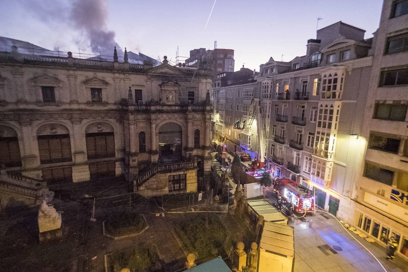 La intensa humareda obligó a desalojar un edificio contiguo con una decena de viviendas