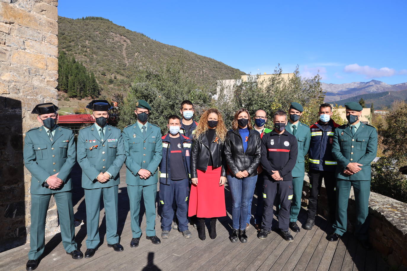 «Liébana es una referencia a nivel mundial de nuestra Cantabria Infinita, un lugar único, privilegiado que forma parte del devocionario cultural de todos». Así lo ha señalado este sábado el consejero de Industria, Turismo, Innovación, Transporte y Comercio, Javier López Marcano, durante la recepción oficial a la Orujera Mayor de la XXIX Fiesta del Orujo de Potes, Sandra Ibarra, y de los representantes del Grupo de Rescate Especial de Montaña de la Guardia Civil (Greim) de Potes y de los servicios de emergencias del Gobierno de Cantabria, a los que se concedió el título en la edición de 2020, que no pudo celebrarse por las restricciones debidas a la pandemia.