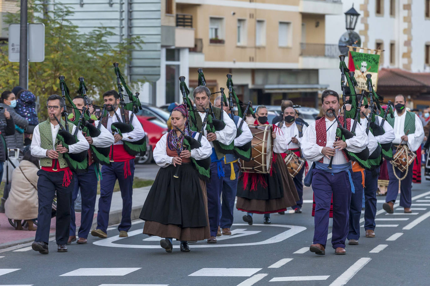 «Liébana es una referencia a nivel mundial de nuestra Cantabria Infinita, un lugar único, privilegiado que forma parte del devocionario cultural de todos». Así lo ha señalado este sábado el consejero de Industria, Turismo, Innovación, Transporte y Comercio, Javier López Marcano, durante la recepción oficial a la Orujera Mayor de la XXIX Fiesta del Orujo de Potes, Sandra Ibarra, y de los representantes del Grupo de Rescate Especial de Montaña de la Guardia Civil (Greim) de Potes y de los servicios de emergencias del Gobierno de Cantabria, a los que se concedió el título en la edición de 2020, que no pudo celebrarse por las restricciones debidas a la pandemia.