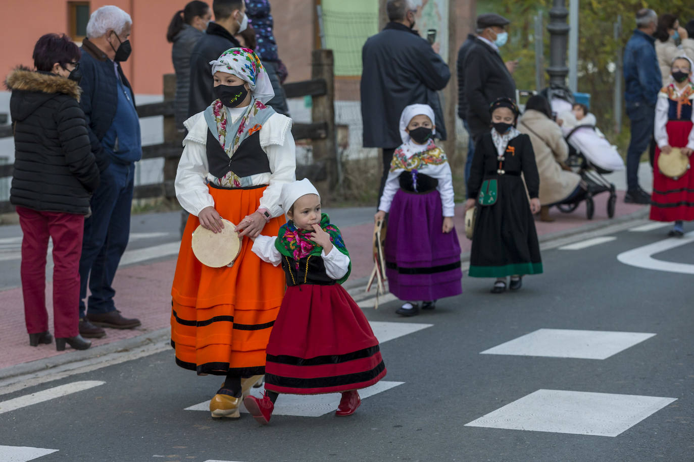 «Liébana es una referencia a nivel mundial de nuestra Cantabria Infinita, un lugar único, privilegiado que forma parte del devocionario cultural de todos». Así lo ha señalado este sábado el consejero de Industria, Turismo, Innovación, Transporte y Comercio, Javier López Marcano, durante la recepción oficial a la Orujera Mayor de la XXIX Fiesta del Orujo de Potes, Sandra Ibarra, y de los representantes del Grupo de Rescate Especial de Montaña de la Guardia Civil (Greim) de Potes y de los servicios de emergencias del Gobierno de Cantabria, a los que se concedió el título en la edición de 2020, que no pudo celebrarse por las restricciones debidas a la pandemia.