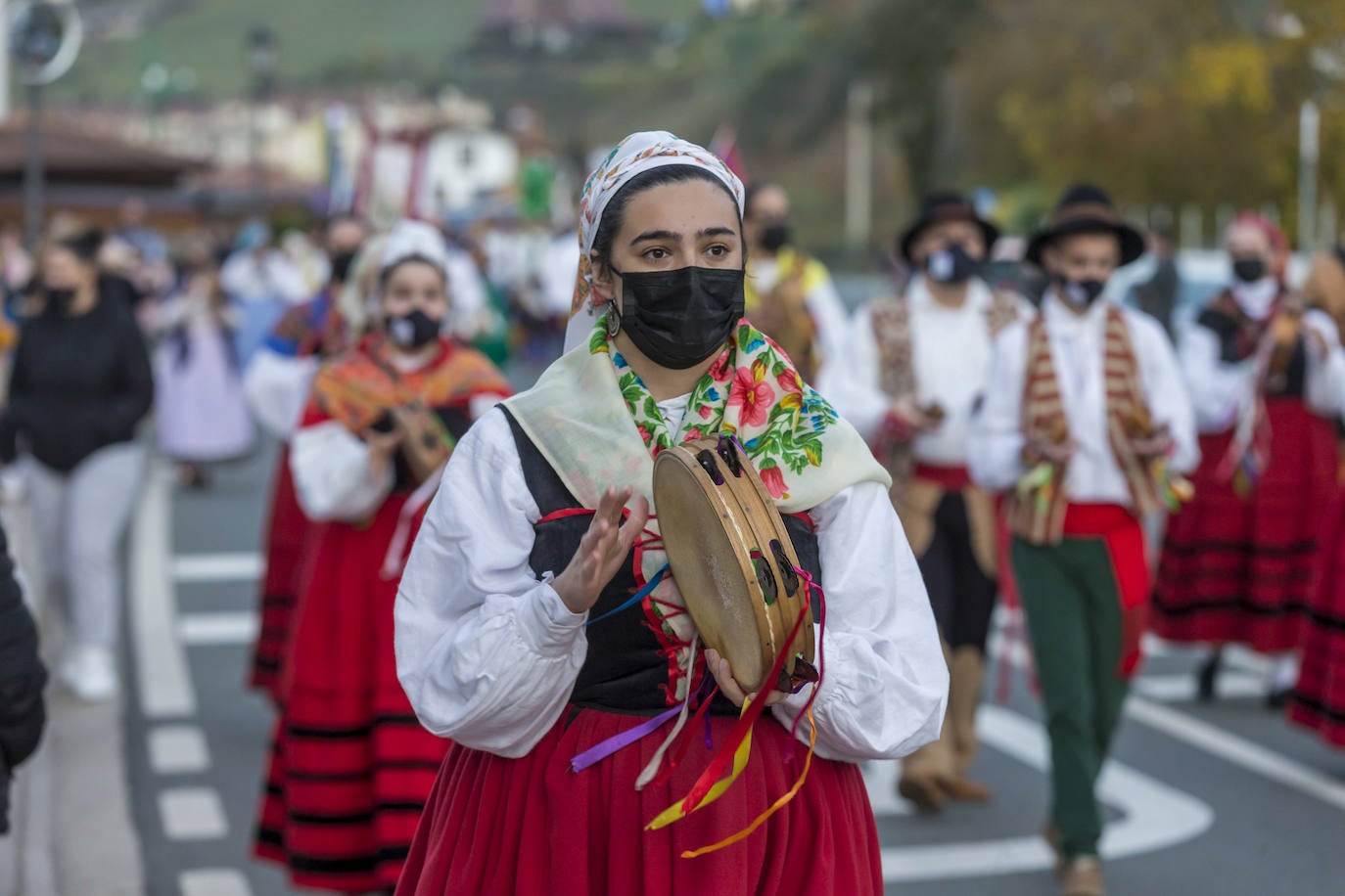 «Liébana es una referencia a nivel mundial de nuestra Cantabria Infinita, un lugar único, privilegiado que forma parte del devocionario cultural de todos». Así lo ha señalado este sábado el consejero de Industria, Turismo, Innovación, Transporte y Comercio, Javier López Marcano, durante la recepción oficial a la Orujera Mayor de la XXIX Fiesta del Orujo de Potes, Sandra Ibarra, y de los representantes del Grupo de Rescate Especial de Montaña de la Guardia Civil (Greim) de Potes y de los servicios de emergencias del Gobierno de Cantabria, a los que se concedió el título en la edición de 2020, que no pudo celebrarse por las restricciones debidas a la pandemia.