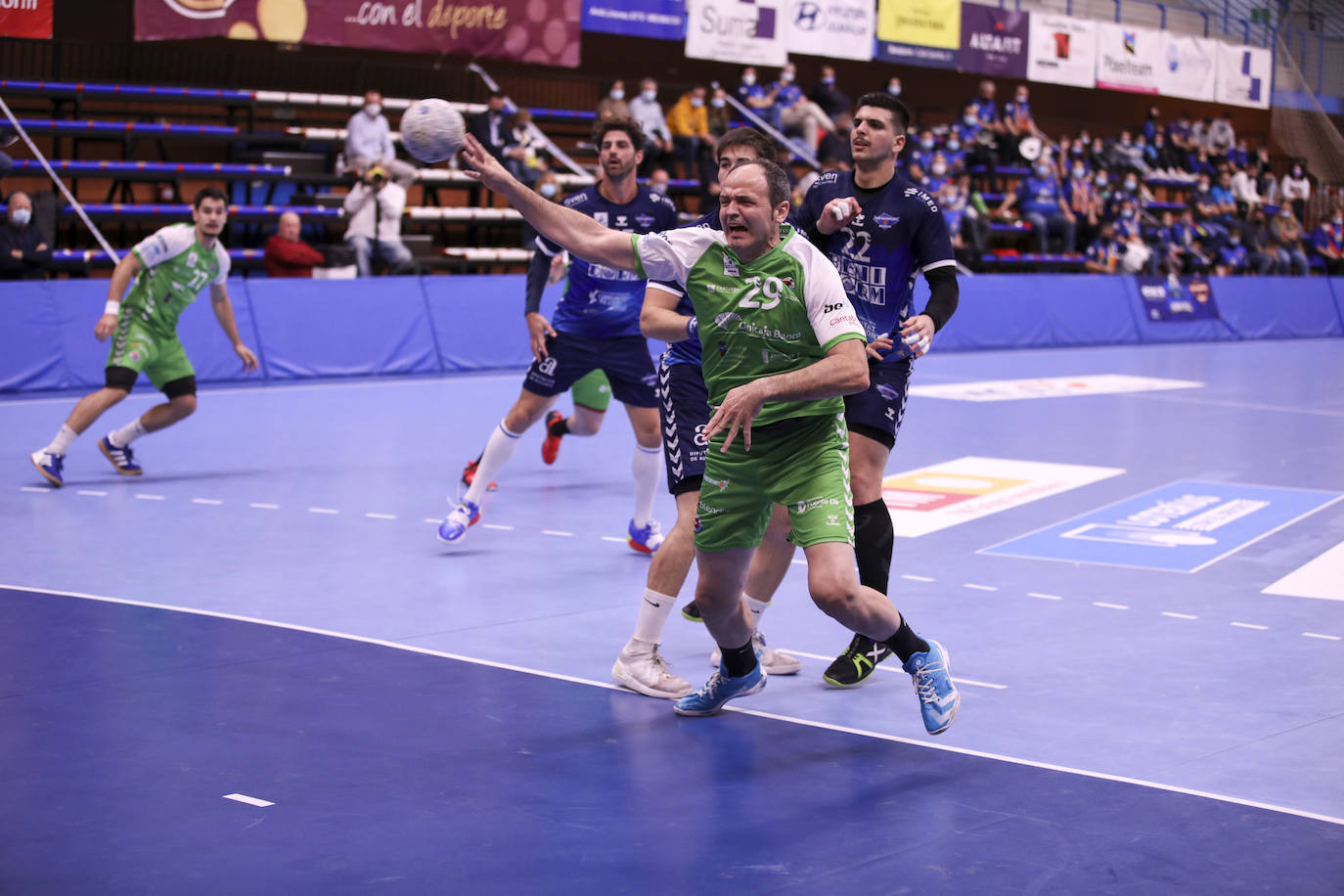 Un gol de Parker en los segundos finales deja a los santanderinos sin una merecida victoria ante el Benidorm