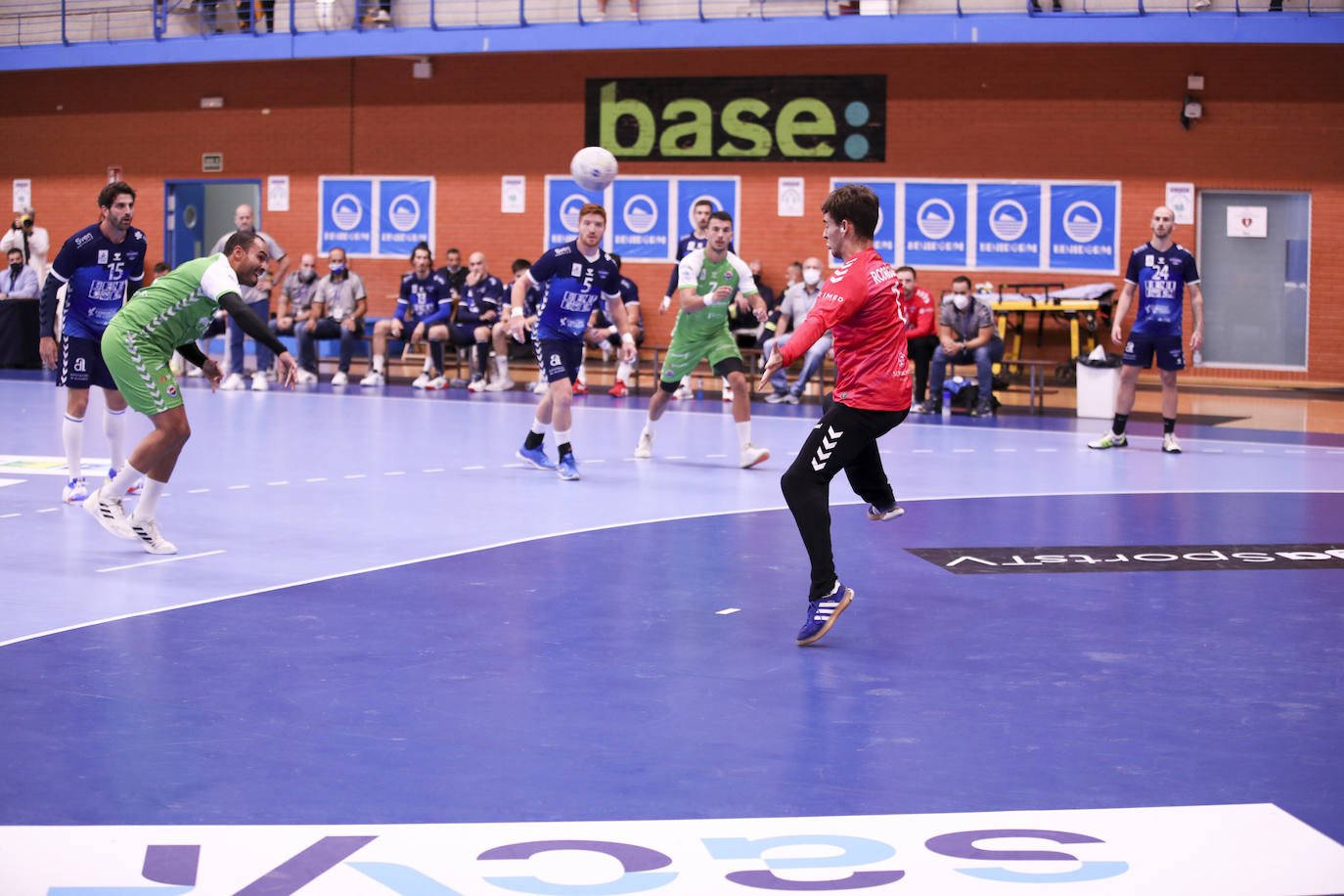 Un gol de Parker en los segundos finales deja a los santanderinos sin una merecida victoria ante el Benidorm