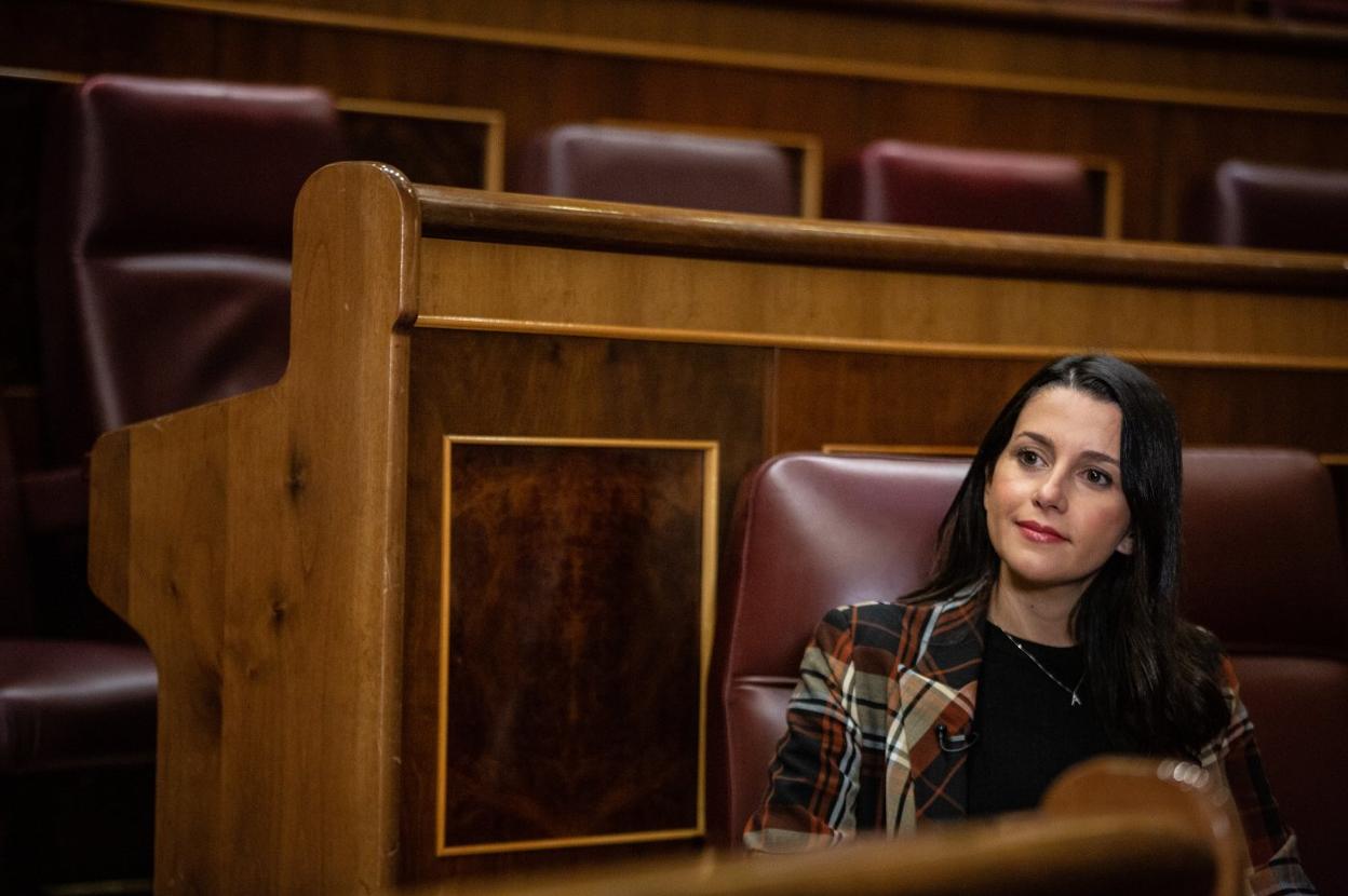 La líder nacional de Ciudadanos, Inés Arrimada, en su escaño del Congreso de los Diputados. 