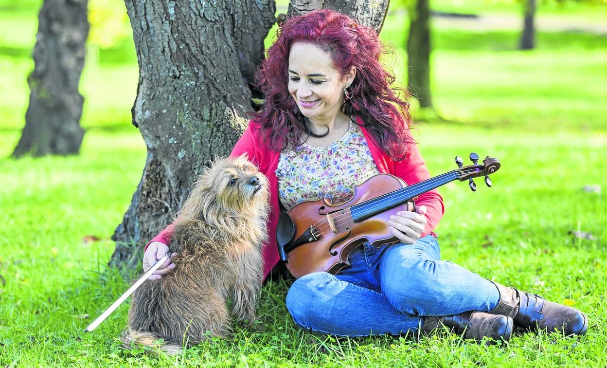 La violinista Luisa Bahillo posa con Albin, un perro «'extraordinarius'», en un parque de Santander. 