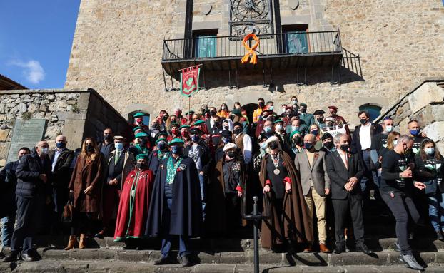 Imagen. En primer término el alcalde de Potes junto a los Orujero Mayores y, al fondo, el consejero López Marcano.