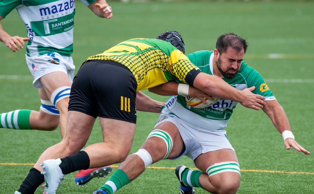 David González lleva el oval en el partido ante el Uribealdea.