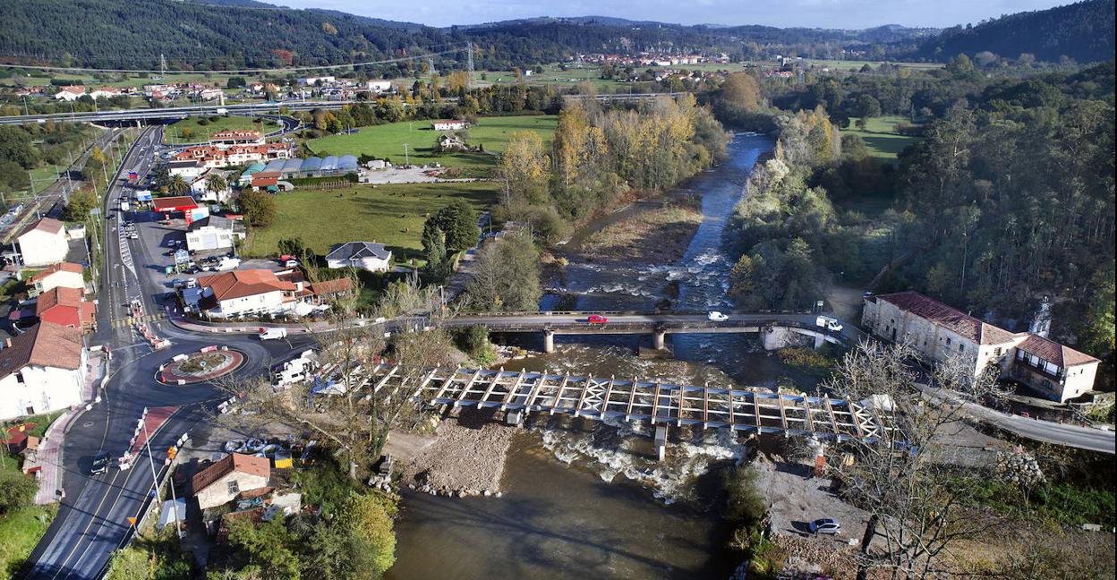 La estructura metálica ya une la rotonda existente en Virgen de la Peña, en la Nacional 634 con la localidad de Villanueva, en paralelo al viejo puente.