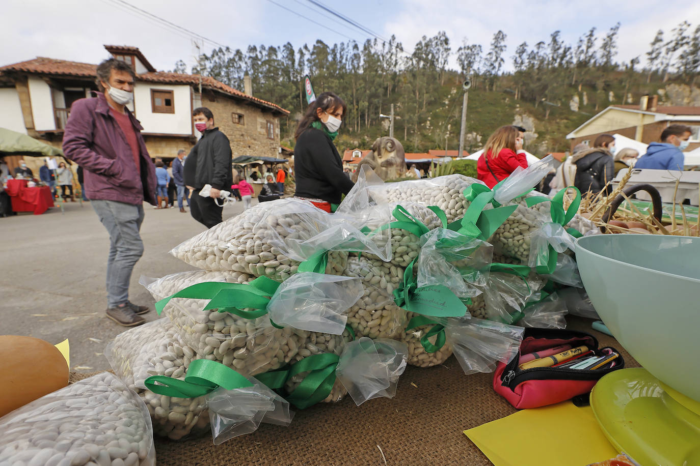 Fotos: La alubia de Casar se vende sin multitudes