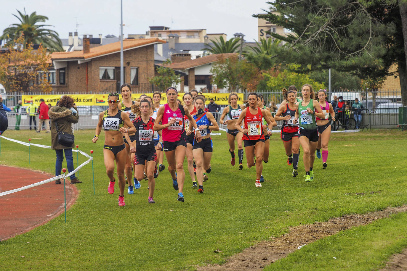 Dolores Marco y Bruno Villazón se llevan el Cross Costa Esmeralda, que se celebró ayer en Laredo con récord de participación