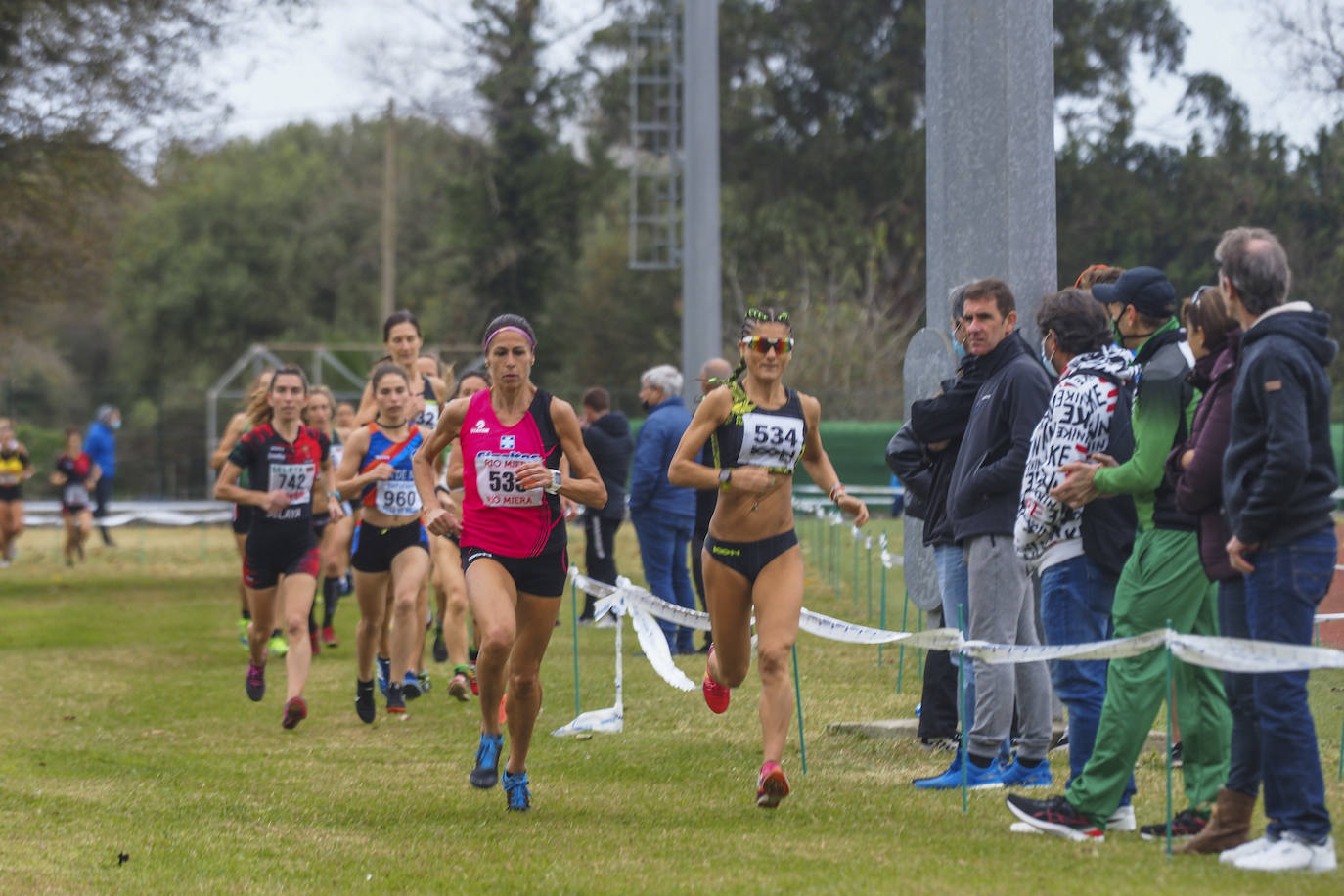 Dolores Marco y Bruno Villazón se llevan el Cross Costa Esmeralda, que se celebró ayer en Laredo con récord de participación